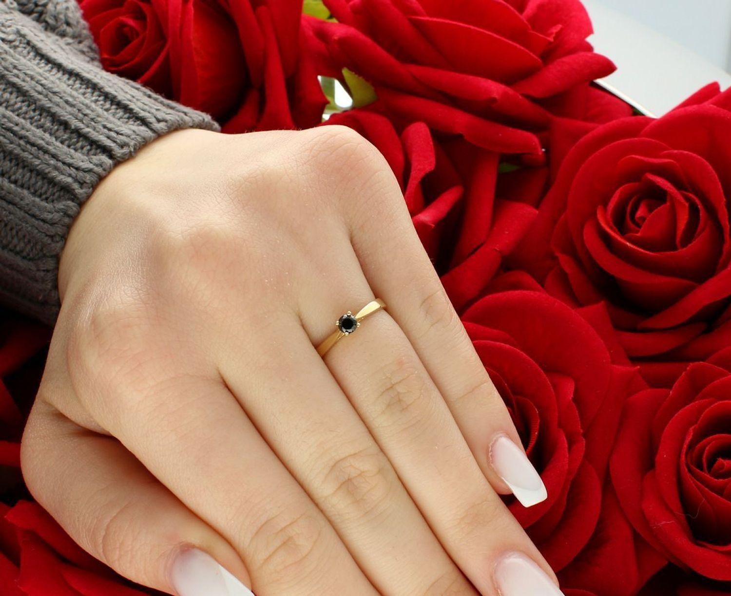 Pierścionek damski złoty próba 585, rozmiar 11 zdobiony czarną cyrkonią PI 6775A 585 Elegancki pierścionek damski wykonany z złota próby 585, ozdobiony subtelną, czarną cyrkonią 1.jpg